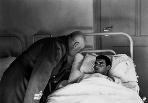 12. Mussolini visita un soldato ferito, 1942 © Istituto Luce - Cinecittà