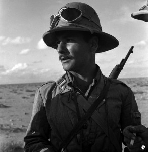 13. Soldato italiano in uniforme coloniale sul fronte africano, 1941-1942 © Istituto Luce - Cinecittà