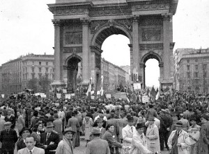 16. Festa del primo maggio 1945 all’Arco della Pace © Istituto Luce