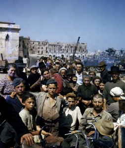 4. Sfollati italiani attendono in un punto di raccolta ad Anzio l’imbarco sulle navi che li porteranno a Napoli