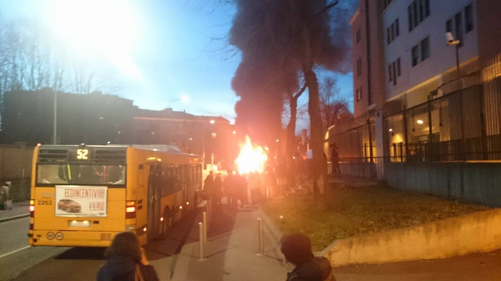 autobus atm in fiamme milano weekend