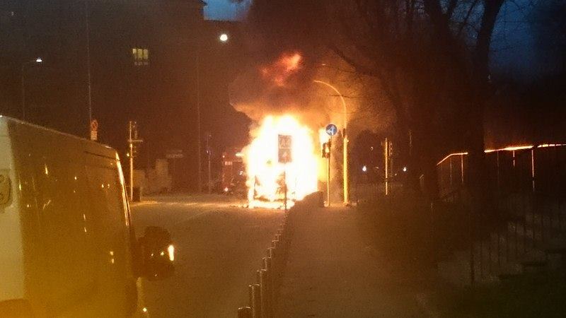 autobus atm in fiamme milano weekend 2