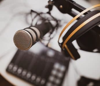 podcast-microfono-cuffie